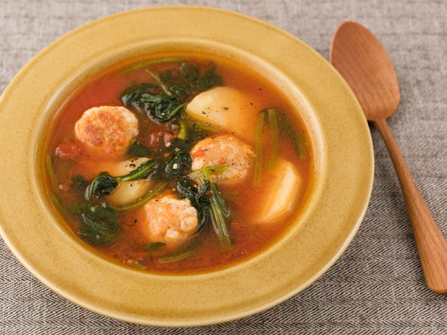 はんぺん鶏団子とじゃがいも、ほうれん草のトマトスープ