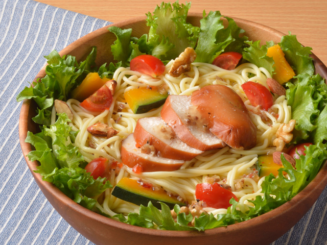 糖質0g麺とスモークチキンのサラスパ風