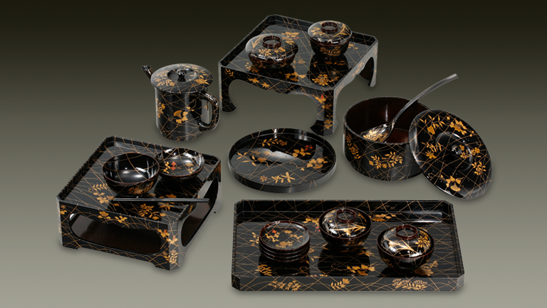 草花蒔絵懐石道具(くさばなまきえかいせきどうぐ)(作者不詳/大正〜昭和時代・20世紀)紀文食品所蔵