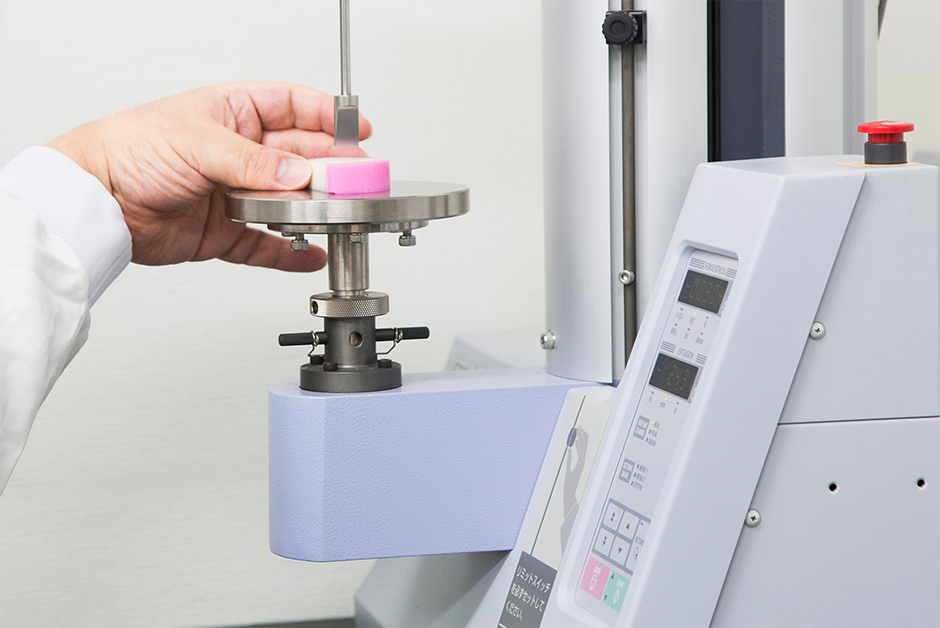 弾力を測定する研究員