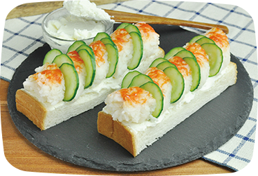 サンドウィッチの具材として使用されるカニカマの画像