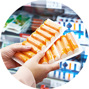 海外のスーパーに並ぶカニカマを手に取る画像