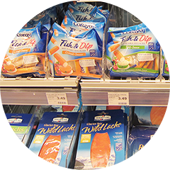 海外のスーパーに練りもの商品が陳列された画像